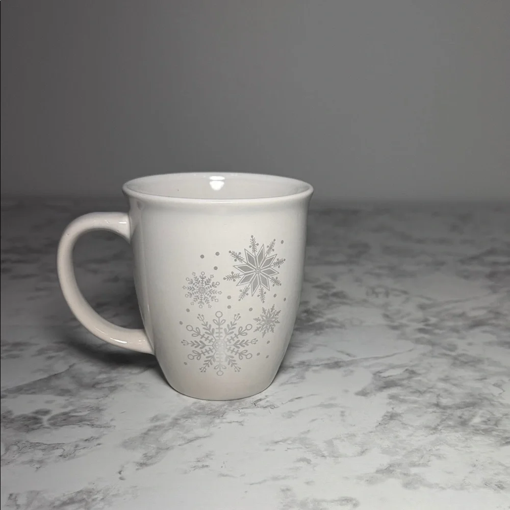 Royal Norfolk White Mug with Silver Snowflake Design
